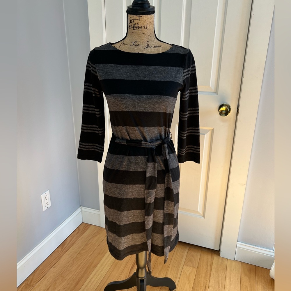 Loft dress size XS belt ties around waist but is removable